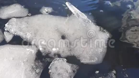 暗水带冰融江水春水滴视频的预览图