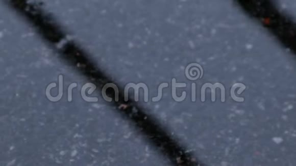路面上的雨坑视频的预览图