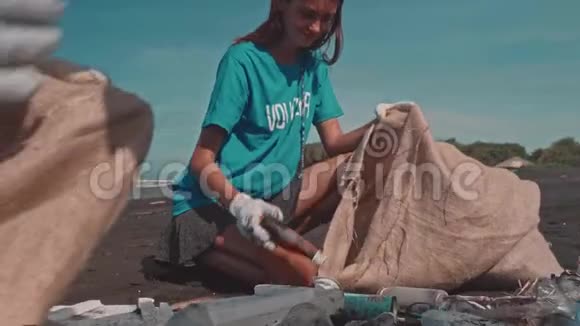 人们自愿分类垃圾海滩整理垃圾慈善和生态视频的预览图