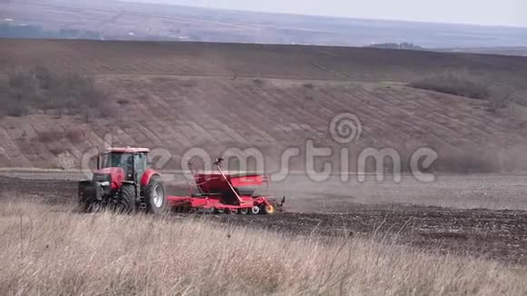 拖拉机与安装播种机进行直接播种作物在犁田视频的预览图