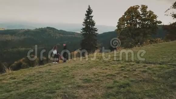 一对在山上背景的夫妇视频的预览图