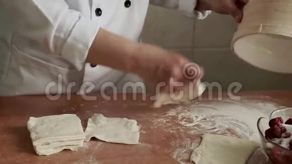 女人教女儿做面团把面团揉在一起把面团擀出来烤视频的预览图