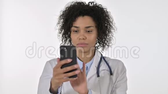 非洲女医生办公室使用智能手机的画像视频的预览图