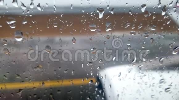 飞机在大雨和大风中加速起飞的4k视频视频的预览图