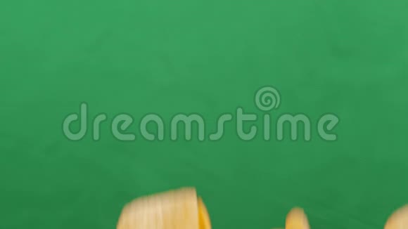 薯片自由落在绿色背景上慢动作采购品视频的预览图