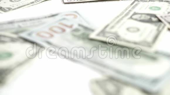 美元是在一个明亮闪亮的背景上镜头慢慢向前移动聚焦在各种钞票上视频的预览图