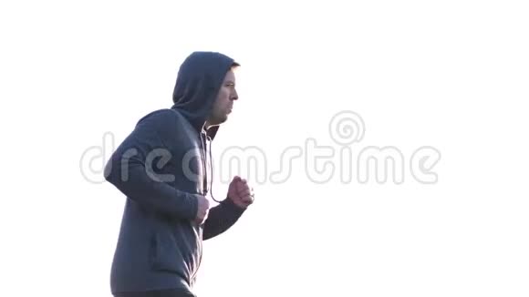 白种人成熟的男人集中精力跑马拉松视频的预览图