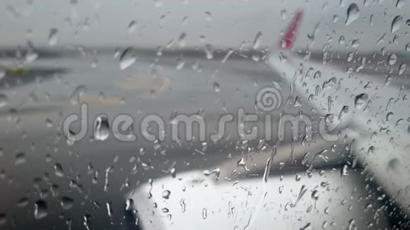 暴雨期间从湿跑道起飞前飞机加速的4k视频视频的预览图