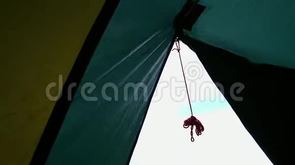 观帐篷城蓝天云彩帐篷内在春天夏天视频的预览图