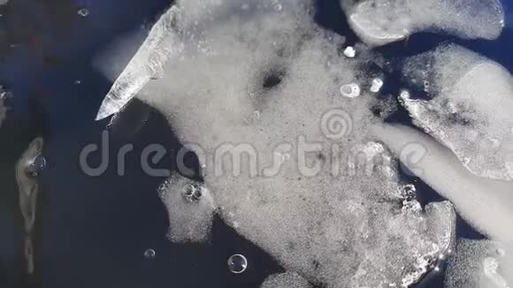 暗水带冰融江水春水滴视频的预览图