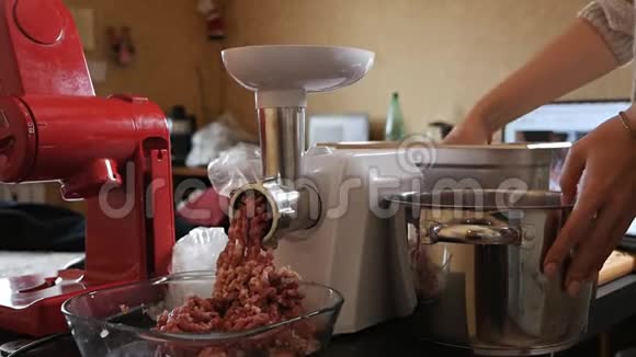 一个女孩用绞肉机在家里煮碎牛肉视频的预览图