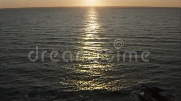 日出背景下的海上飞行四翼飞机射击从四架飞机拍摄的美丽的海上日落视频的预览图