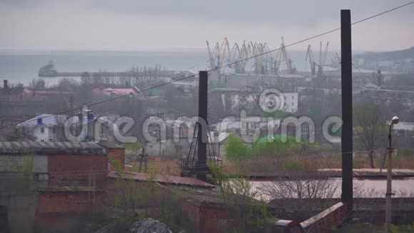 港口的工厂管道和起重机视频的预览图