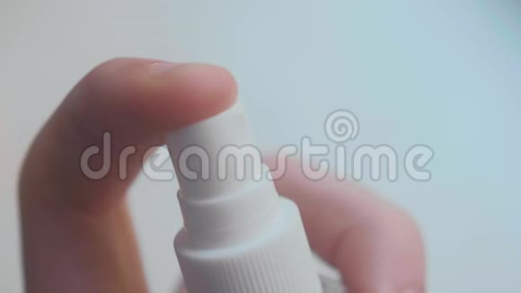 人喷雾洗手液消毒细菌病毒防护视频的预览图