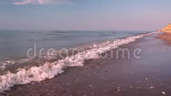 滩泡沫海洋海浪洗沙海浪冲击沙滩视频的预览图
