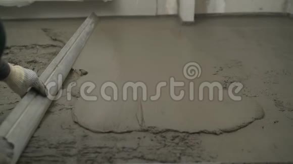 地板上铺设光滑的砂浆混凝土水泥一半湿一半干视频的预览图