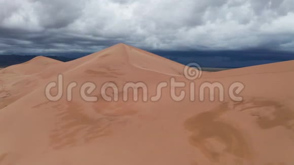 沙漠沙丘上的暴风云视频的预览图