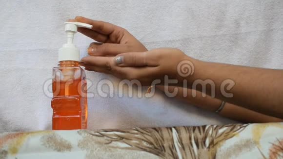 冠状病毒洗手液消毒凝胶用于清洁手卫生电晕病毒传播预防女人用酒精按摩交替视频的预览图