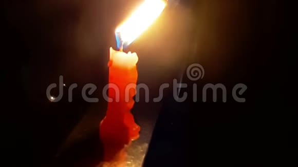 一支白色的蜡烛在燃烧孤立的蜡烛燃烧着黑暗的背景白色石蜡蜡烛与黄色阴影燃烧在BLA上视频的预览图