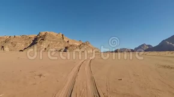 在约旦WadiRum沙漠开车视频的预览图
