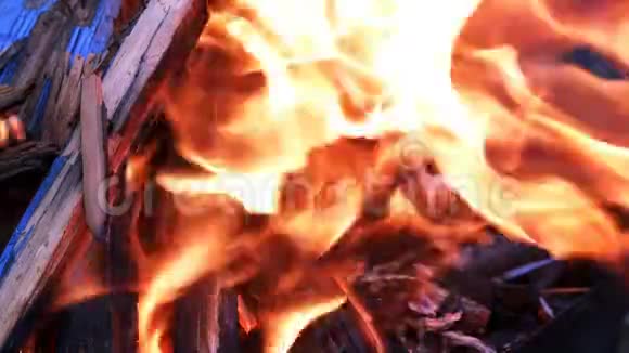 木火烧为烧烤准备视频的预览图