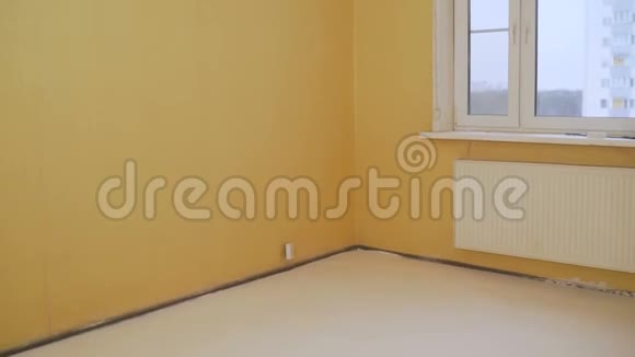 在建公寓的内部镜面光滑的地板表面地面用自找平层水泥砂浆覆盖视频的预览图
