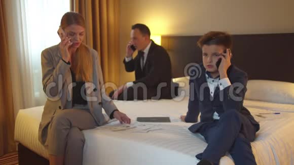 酒店客房内的家庭电话视频的预览图