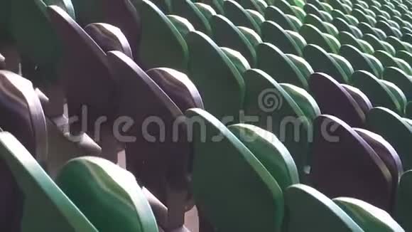 体育场里的空塑料座椅在没有球迷的情况下比赛视频的预览图