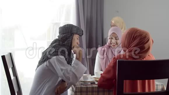 年轻的穆斯林使用智能手机无接触支付咖啡厅视频的预览图
