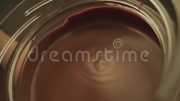 玻璃罐与美味的巧克力奶油和勺子隔离在白色顶部视图巧克力酱用勺子从视频的预览图