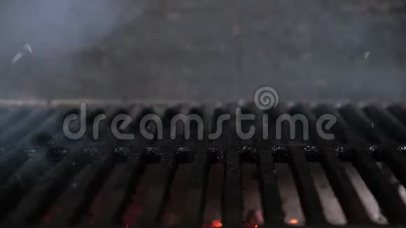 空的热炭烧烤烧烤烧烤烧烤与一大团火和烟雾正在餐厅燃烧多利滑动视频视频的预览图