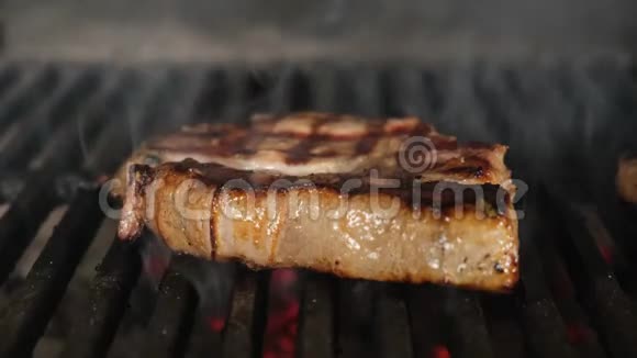 牛肉排肉是在明火上用热和烟烧烤架特写多利滑动视频视频的预览图