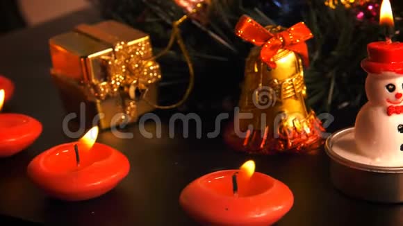 圣诞节装饰和雪人蜡烛视频的预览图