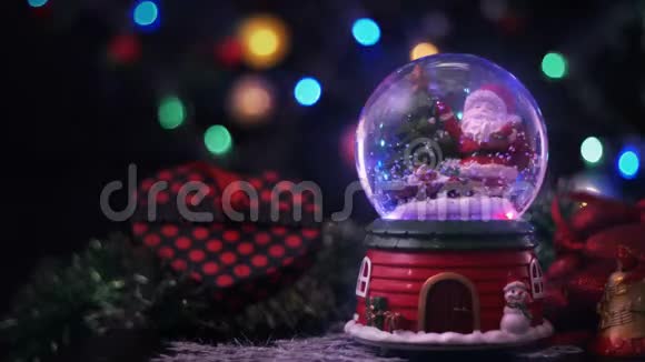 圣诞老人魔法球体圣诞概念视频的预览图