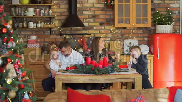 家庭在圣诞晚餐桌上胡闹视频的预览图