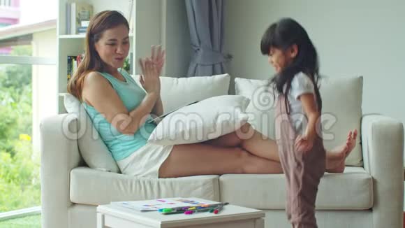 快乐的女儿跳着妈妈和小女孩一起鼓掌视频的预览图