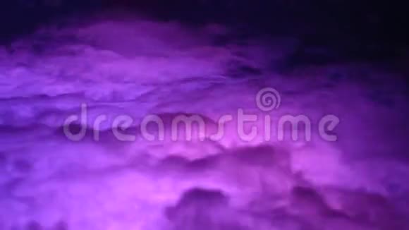 带灯光的紫色泡水洗手间水疗程序视频的预览图