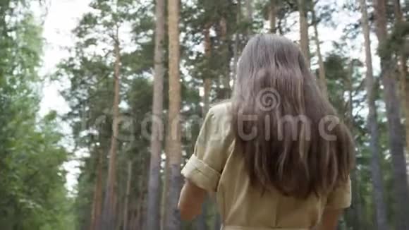 女孩用流动摄像机穿过森林视频的预览图