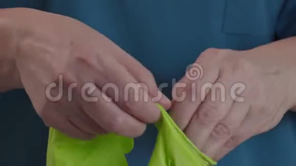 戴一次性手套的人视频的预览图