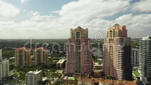豪华公寓住宅的空中海滩侧景视频的预览图