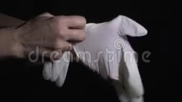 一名戴医疗手套的女性近距离射击视频的预览图
