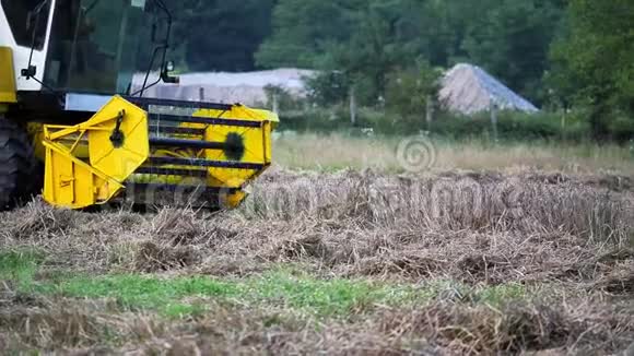 燃烧机在田间收割小麦的慢镜头视频的预览图