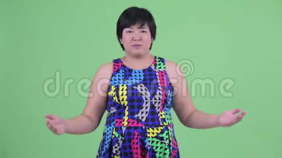 快乐年轻体重超重的亚洲女人比较准备聚会的东西视频的预览图