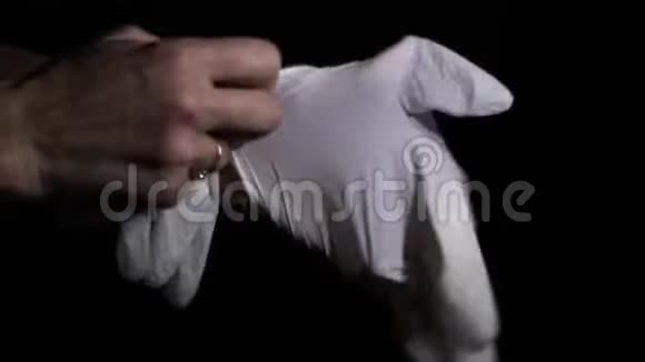 戴着医疗手套手指上戴着戒指的已婚女子近距离拍摄视频的预览图
