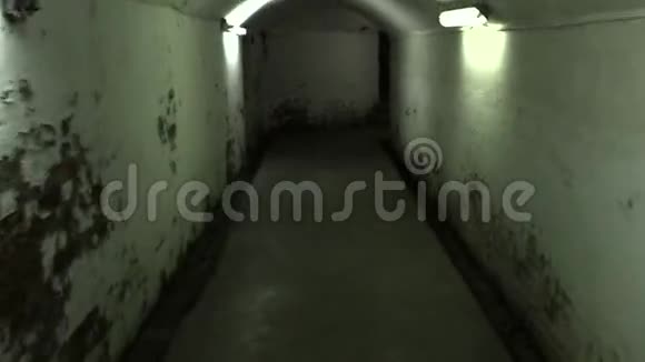 在神秘的地下隧道里行走视频的预览图