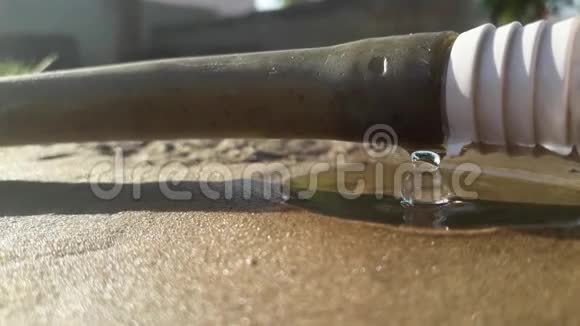 水滴落在PVC管接头上的湿沙上视频的预览图