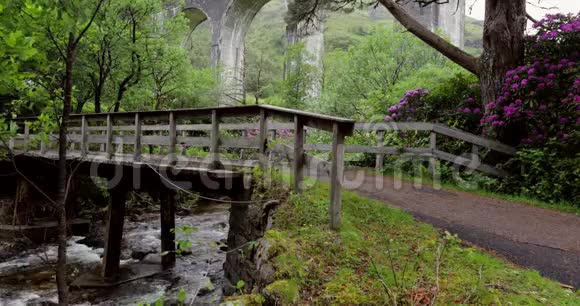 老桥和风景如画的苏格兰晨景4K页视频的预览图