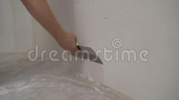 建设者在墙上抹砂浆石膏墙外观完成用抹子在墙上抹砂浆视频的预览图