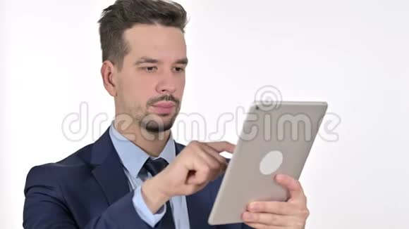 严肃的年轻商人使用平板电脑的肖像白色背景视频的预览图