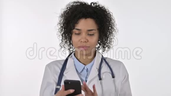 非洲女医生在办公室智能手机上讲话的肖像视频的预览图